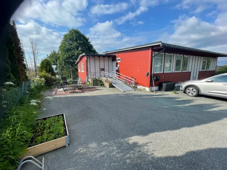 Et rødt bolighus med rampe