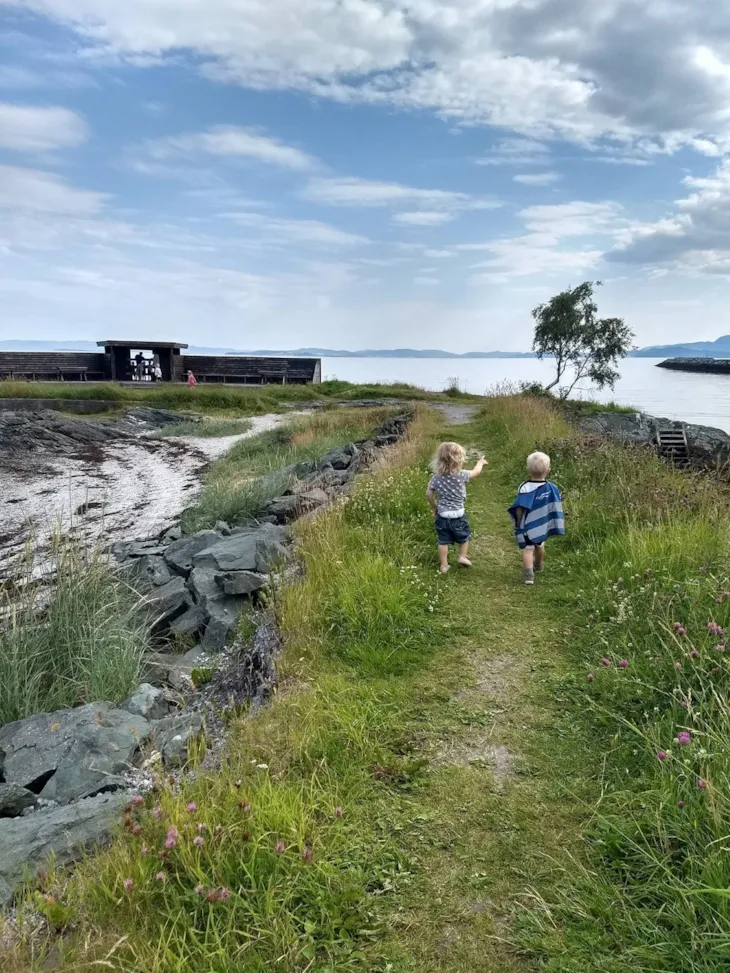 Barn på tur i nærområdet