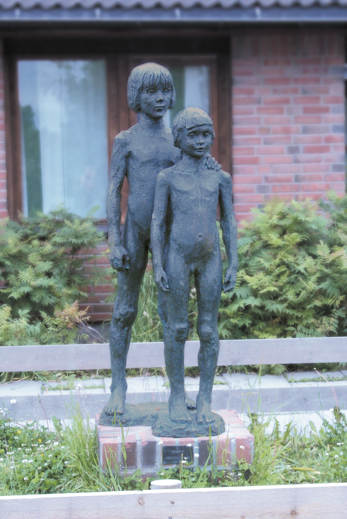 Bilde av skulptur: Søsken. Kunstner: Annasif Døhlen 1985.