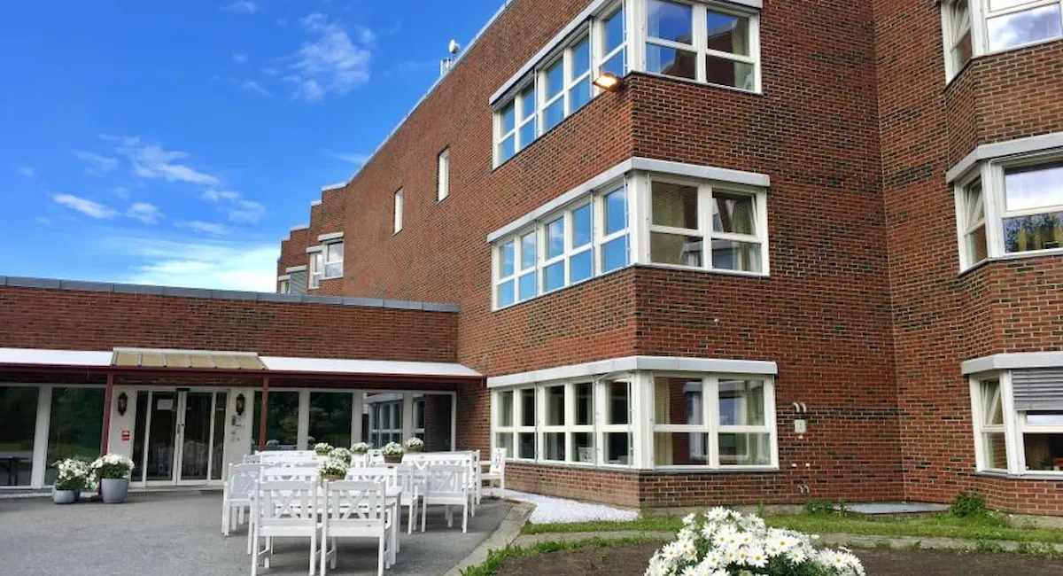 Inngangsparti og fasade av Brundalen helse- og velferdssenter