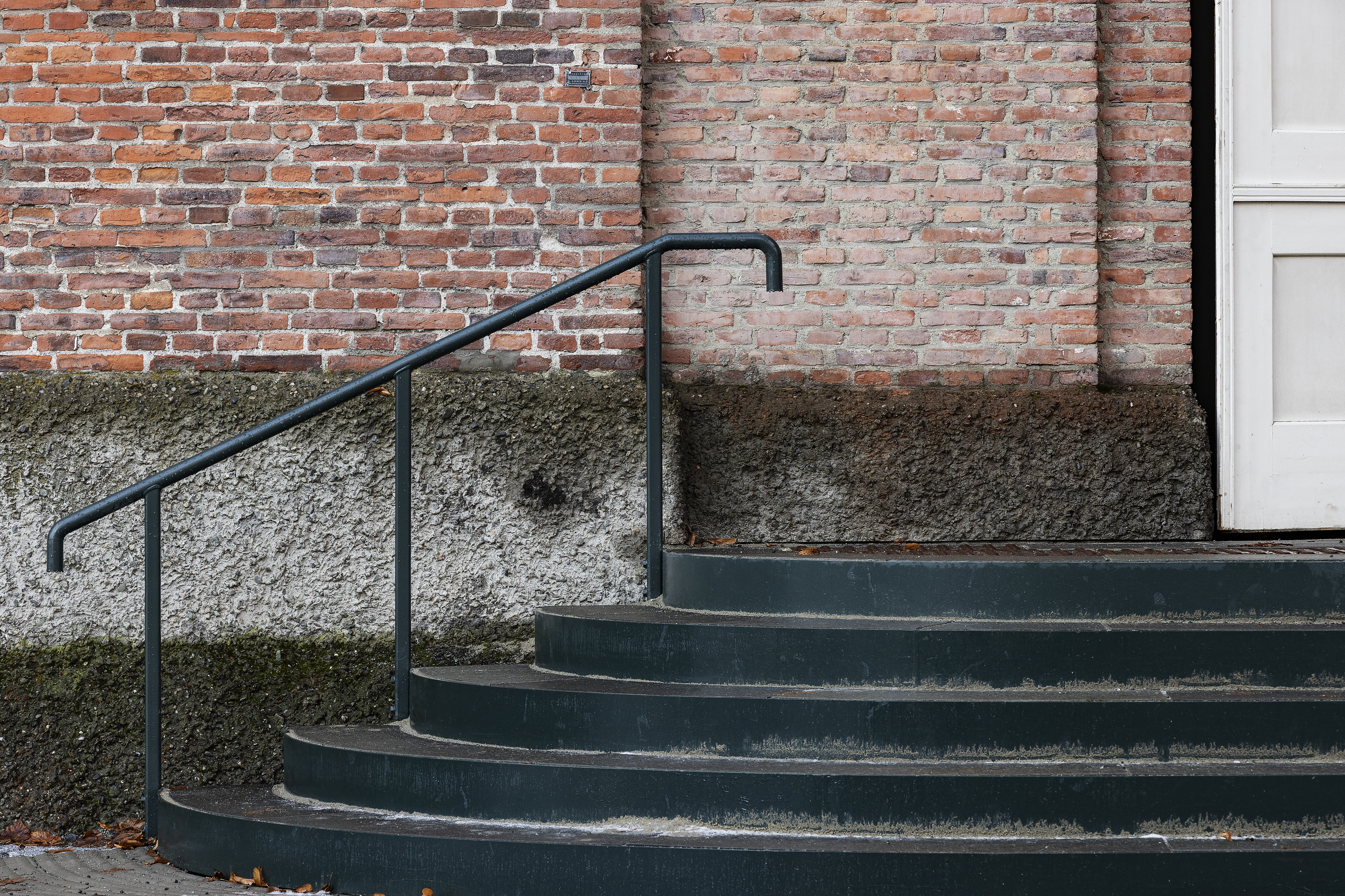 Rekkverk med fremstikkende h&aring;ndl&oslash;perer b&aring;de i bunn og topp av trapp