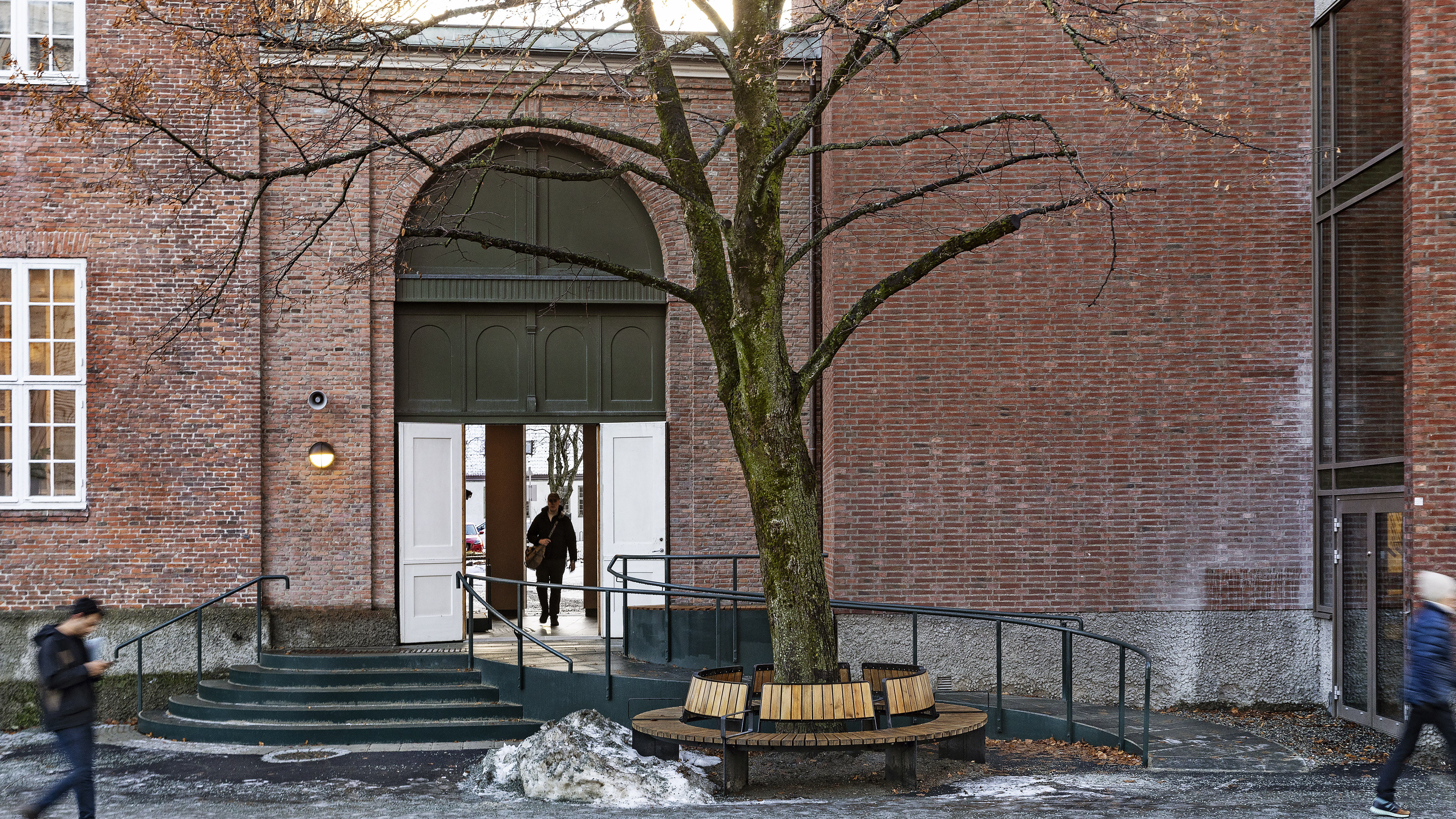 Rampe  samt trapp med to trinn utenfor murbygning 