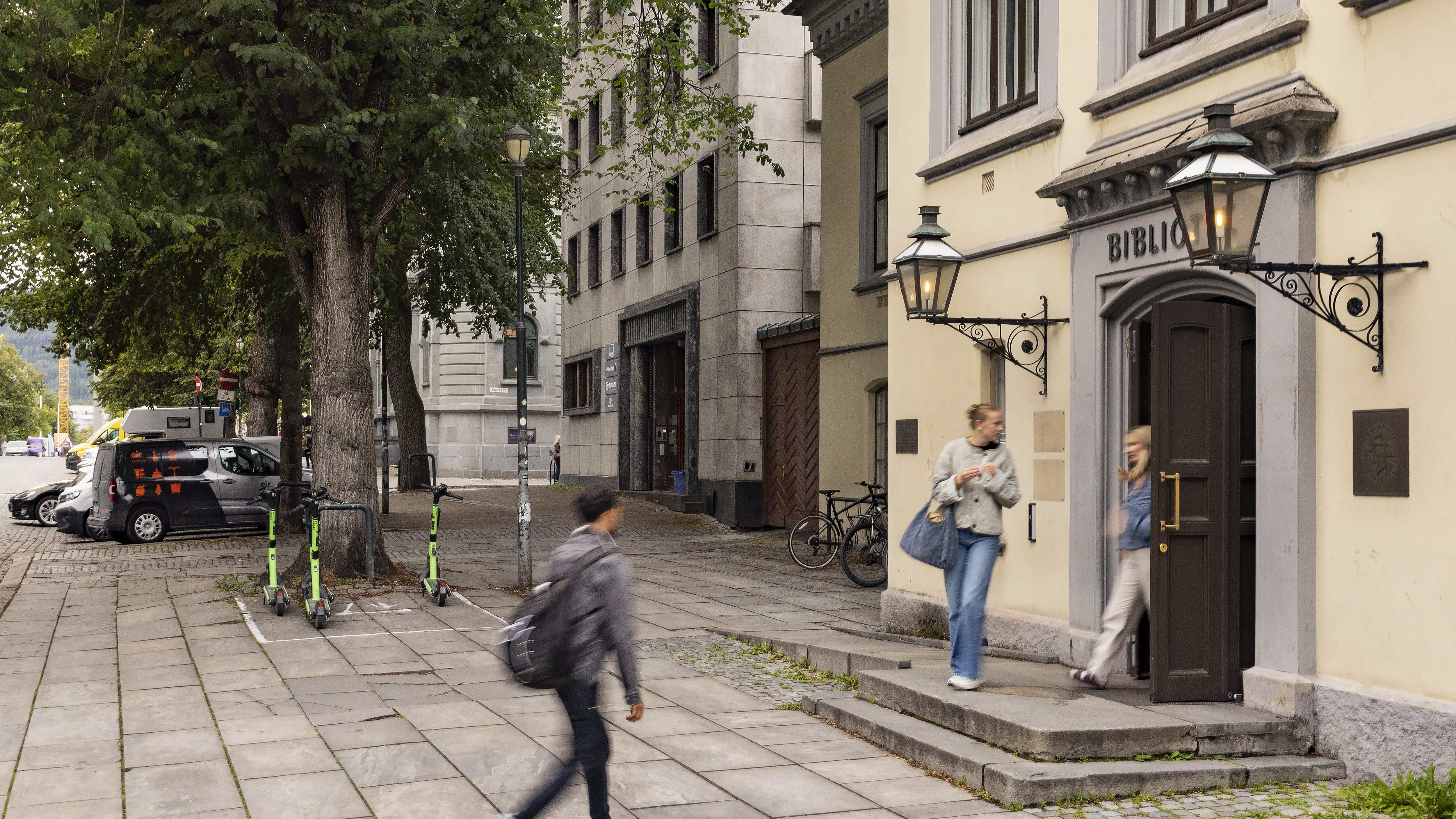 Rampe  samt trapp med to trinn utenfor murbygning 