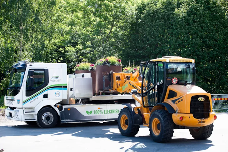 Blomster lastes på lasteplan med lastebil.