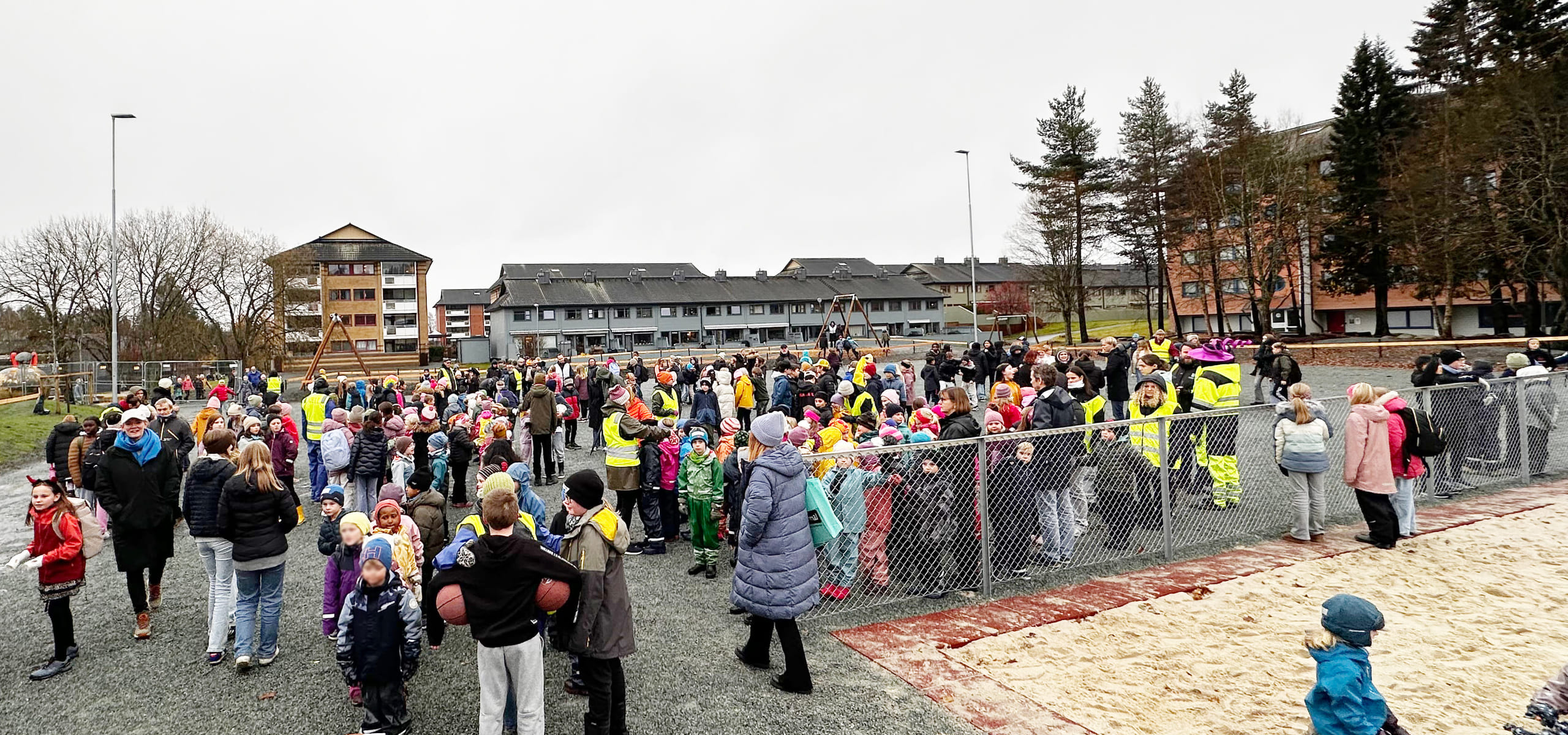 Bilde fra &aring;pningsdag med masse mennesker