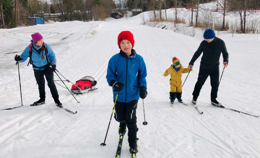 Gutt i skiløypa med familien