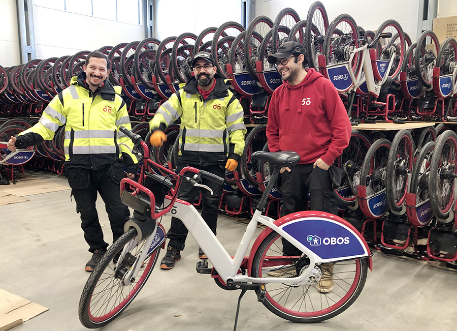 Abdullah Makdesi, Wakil Moree og Håvard Herjuan foran masse bysykler
