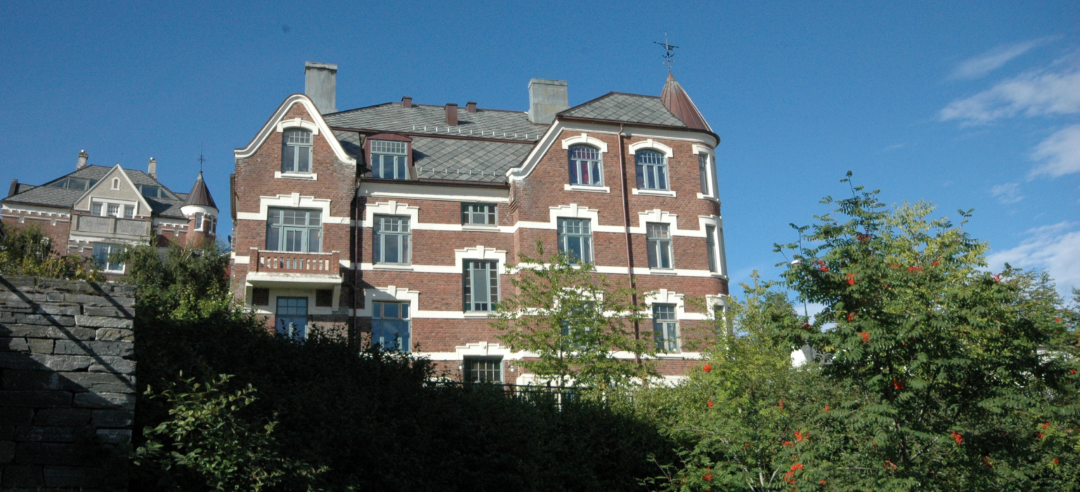 Steinberget 3 - fasade med tegl og hvite felt