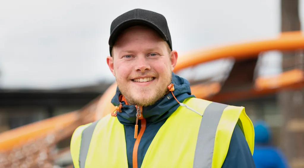 Kontaktlærer Sondre Brekke Valmork i utendørs arbeidsmiljø