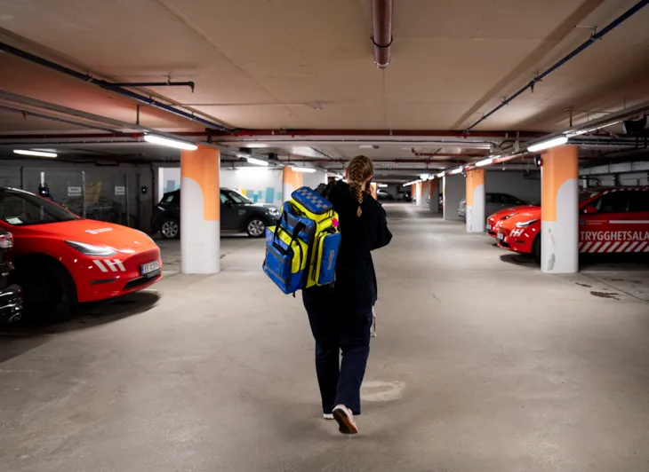 Synne på telefonen mens hun går gjennom garasjen.