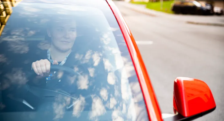 Synne fotografert gjennom frontruta på bilen.