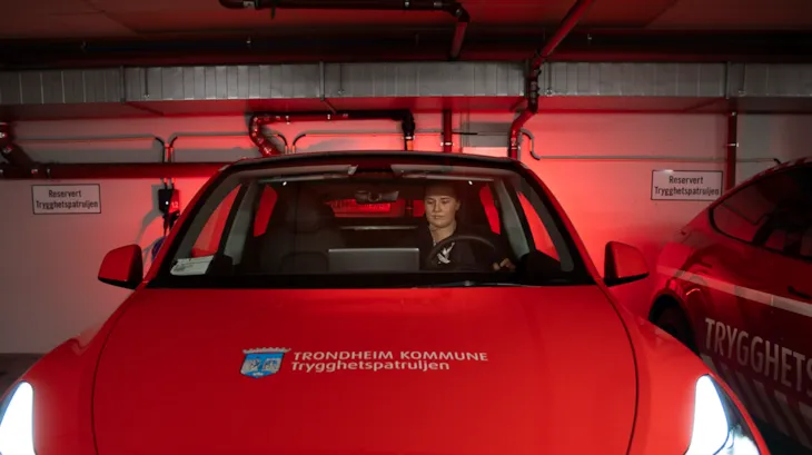 Synne i bilen, klar til å kjøre ut av garasjen.