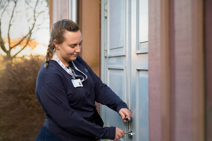 Synne l&aring;ser seg inn til en av pasientene sine.