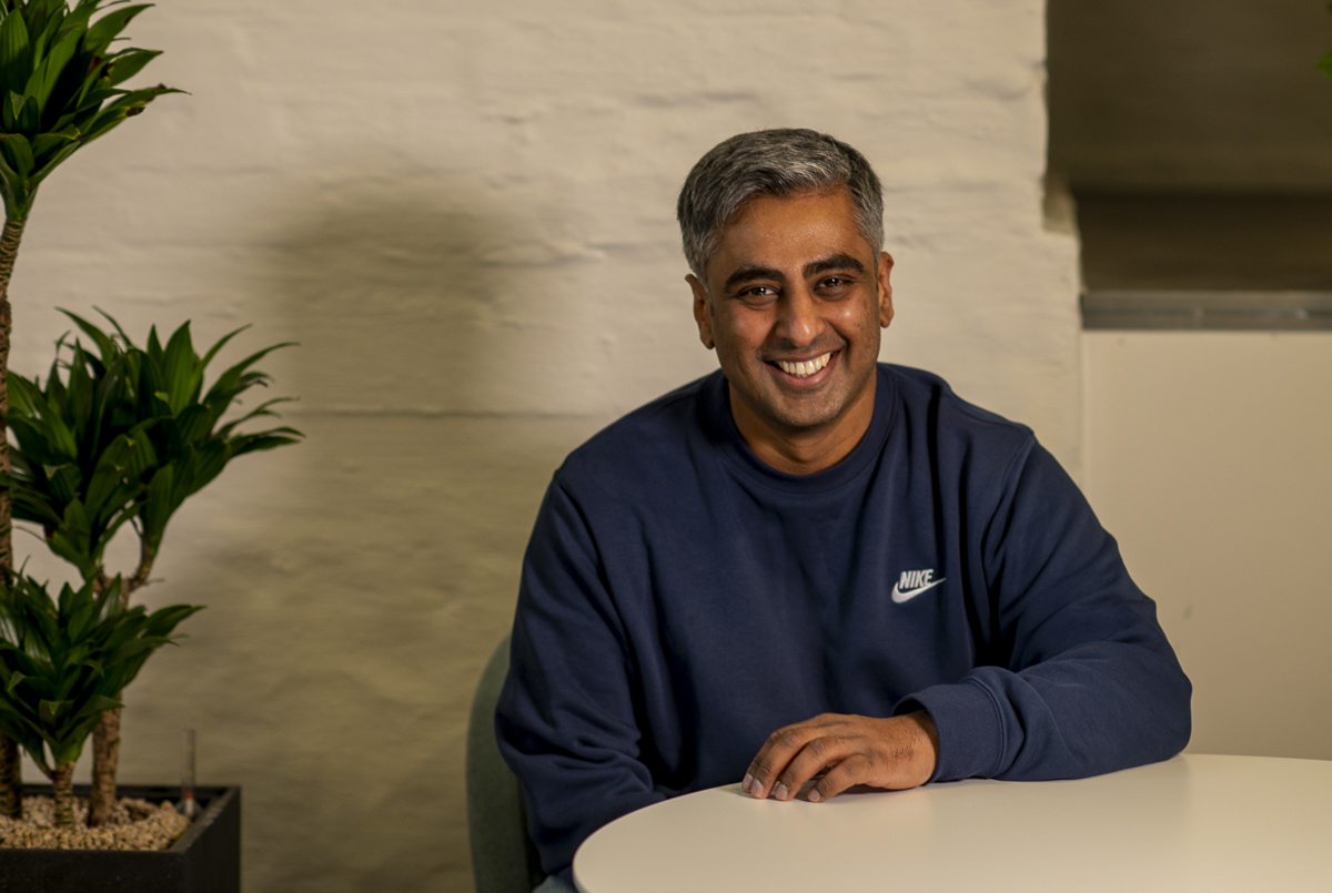 Innend&oslash;rs portrett av prosjektleder Gnanavalluvan Vettivel i sivilt t&oslash;yforan en murvegg.