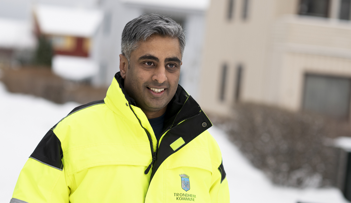 Portrett av prosjektleder Gnanavalluvan Vettivel i arbeidst&oslash;y. I bakgrunnen skimtes hus.