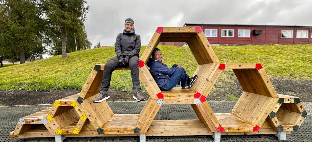 To personer tester nytt utemøbel