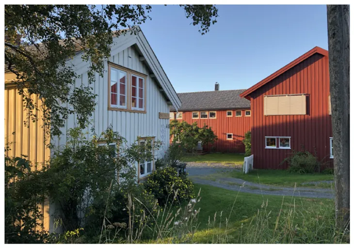 høyset gård med nybygg som erstatter låve