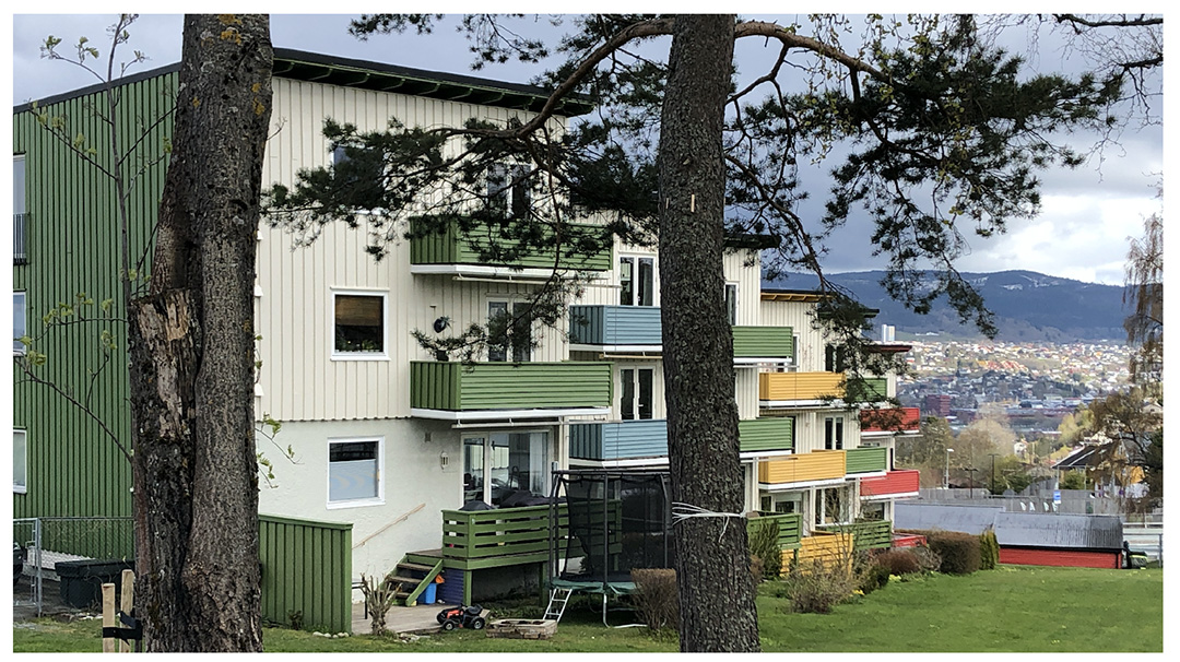 Lave blokker i 3 etasjer med sterke farger