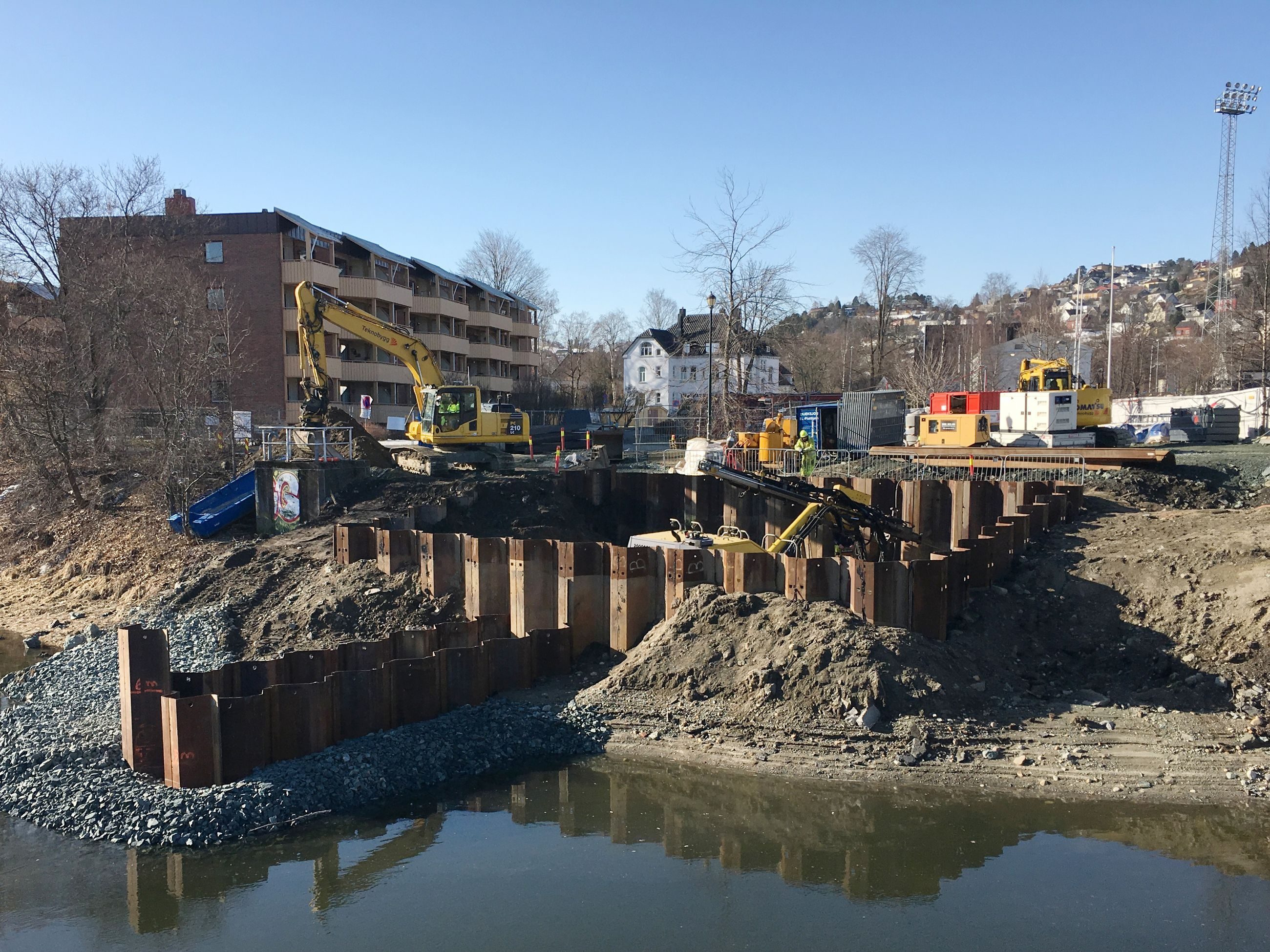 Anleggsomr&aring;de med gravemaskin