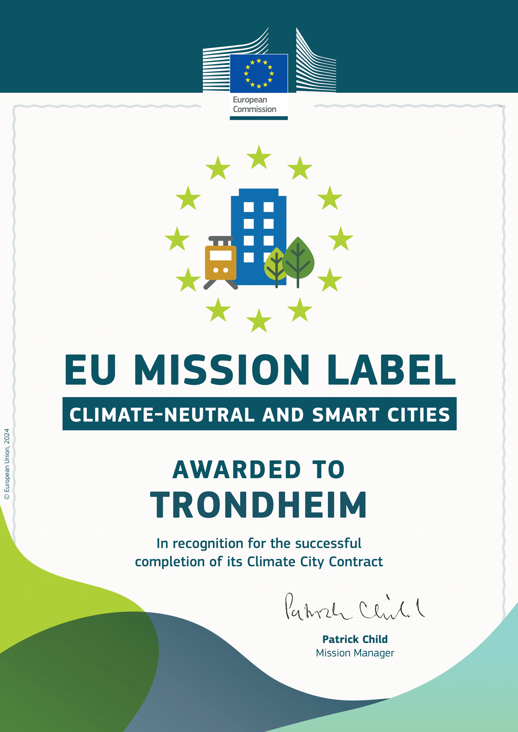 Dokumentet har EUs flagg og "European Commission" logoen øverst. Under dette er det en illustrasjon av en bygning, en trikk og trær omkranset av gule stjerner. Teksten "EU MISSION LABEL" står i store bokstaver, etterfulgt av "CLIMATE-NEUTRAL AND SMART CITIES". Videre står det "AWARDED TO TRONDHEIM" og en begrunnelse: "In recognition for the successful completion of its Climate City Contract". Nederst er det en signatur fra "Patrick Child, Mission Manager". 
