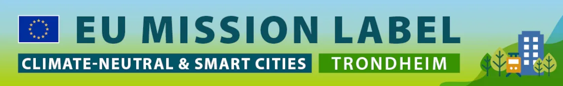 Bildet viser EUs flagg plassert øverst. Under flagget står teksten "EU MISSION LABEL". Deretter følger teksten "CLIMATE-NEUTRAL & SMART CITIES" på en grønn bakgrunn. Under dette igjen står "TRONDHEIM" på en grønn bakgrunn. Nederst i bildet er det en illustrasjon av bygninger, trær mot en lysegrønn bakgrunn.