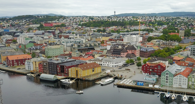 Dronefoto over Fjordgata med brygger i front