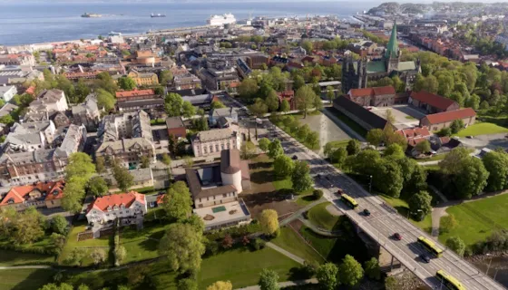 Oversiktsbilde av Trondheim tatt fra lufta. Vi ser fra Elgeseter bru og inn mot sentrum.