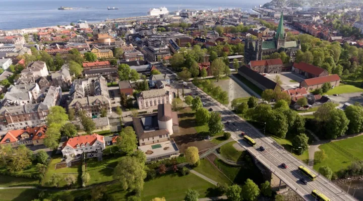 Oversiktsbilde av Trondheim tatt fra lufta. Vi ser fra Elgeseter bru og inn mot sentrum.