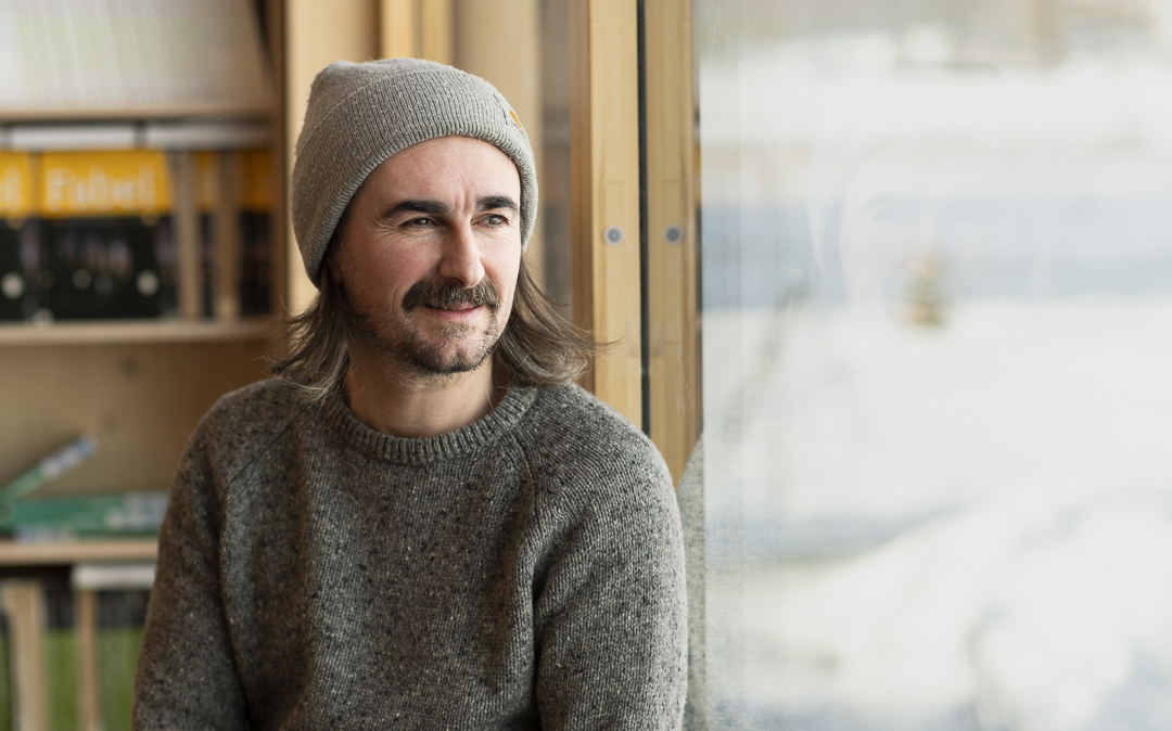 Foto av sosialpedagog Steffen Sandv&aelig;r som ser ut av vinduet.