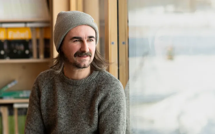 Foto av sosialpedagog Steffen Sandvær som ser ut av vinduet.