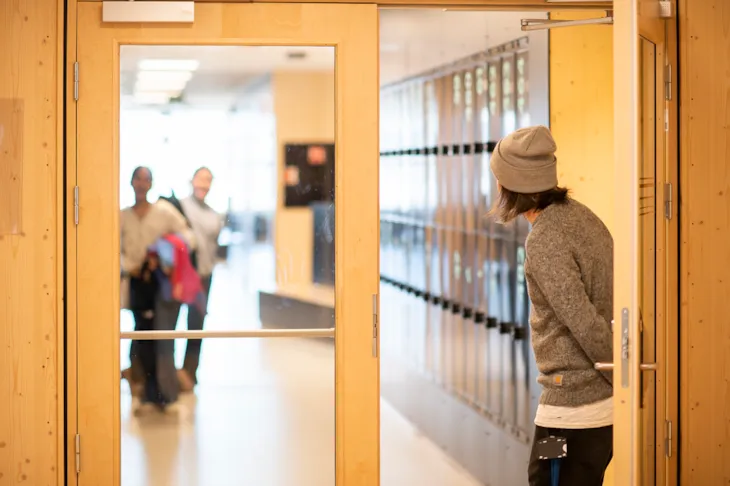 Foto av sosialpedagog Steffen Sandvær som hilser på elevene ved Huseby ungdomsskole