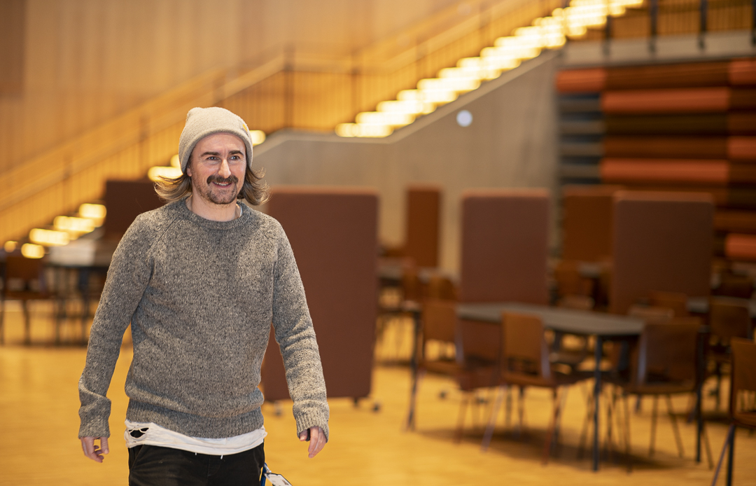 Sosialpedagog Steffen Sandv&aelig;r p&aring; full fart gjennom aulaen p&aring; Huseby ungdomsskole