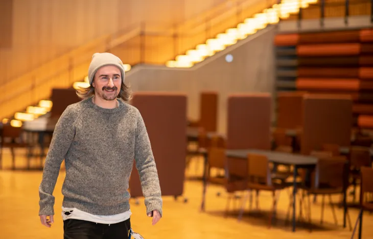 Sosialpedagog Steffen Sandvær på full fart gjennom aulaen på Huseby ungdomsskole