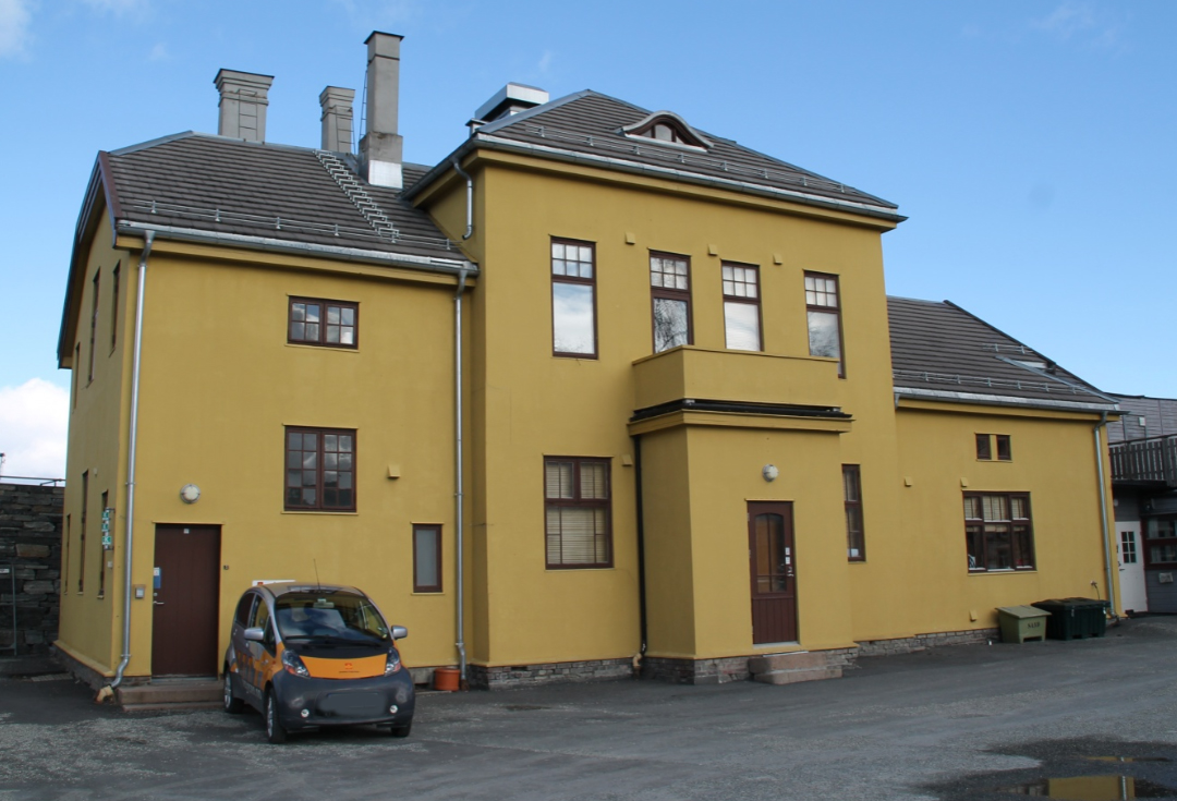 Stasjonsbygg med murpuss