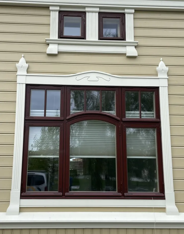 Vinduer med detaljerte lister og sprosser
