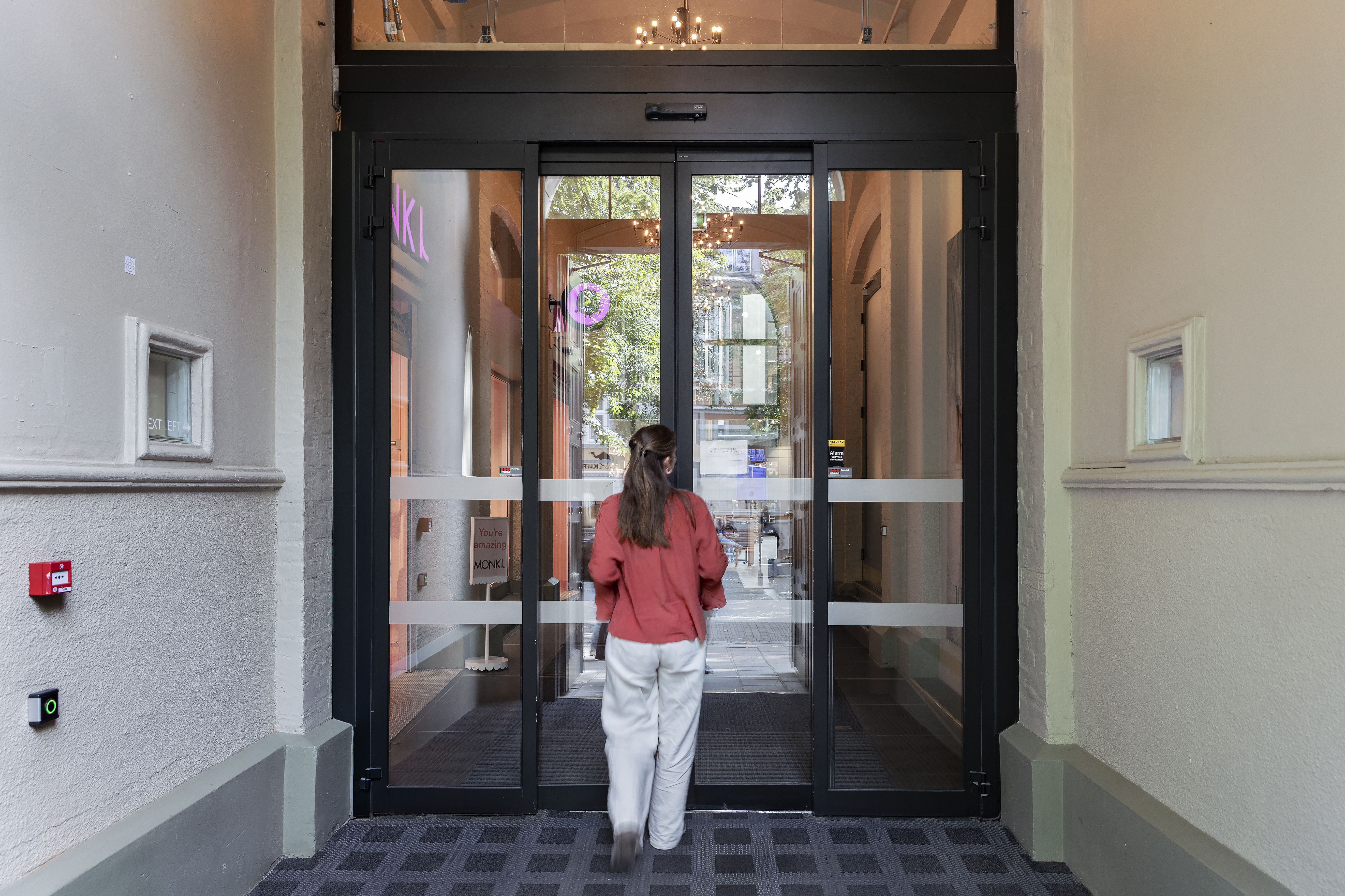 Portromm med d&oslash;r sett innenfra