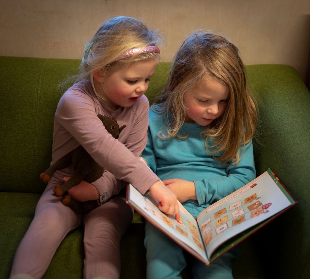 to barn som leser i en bok