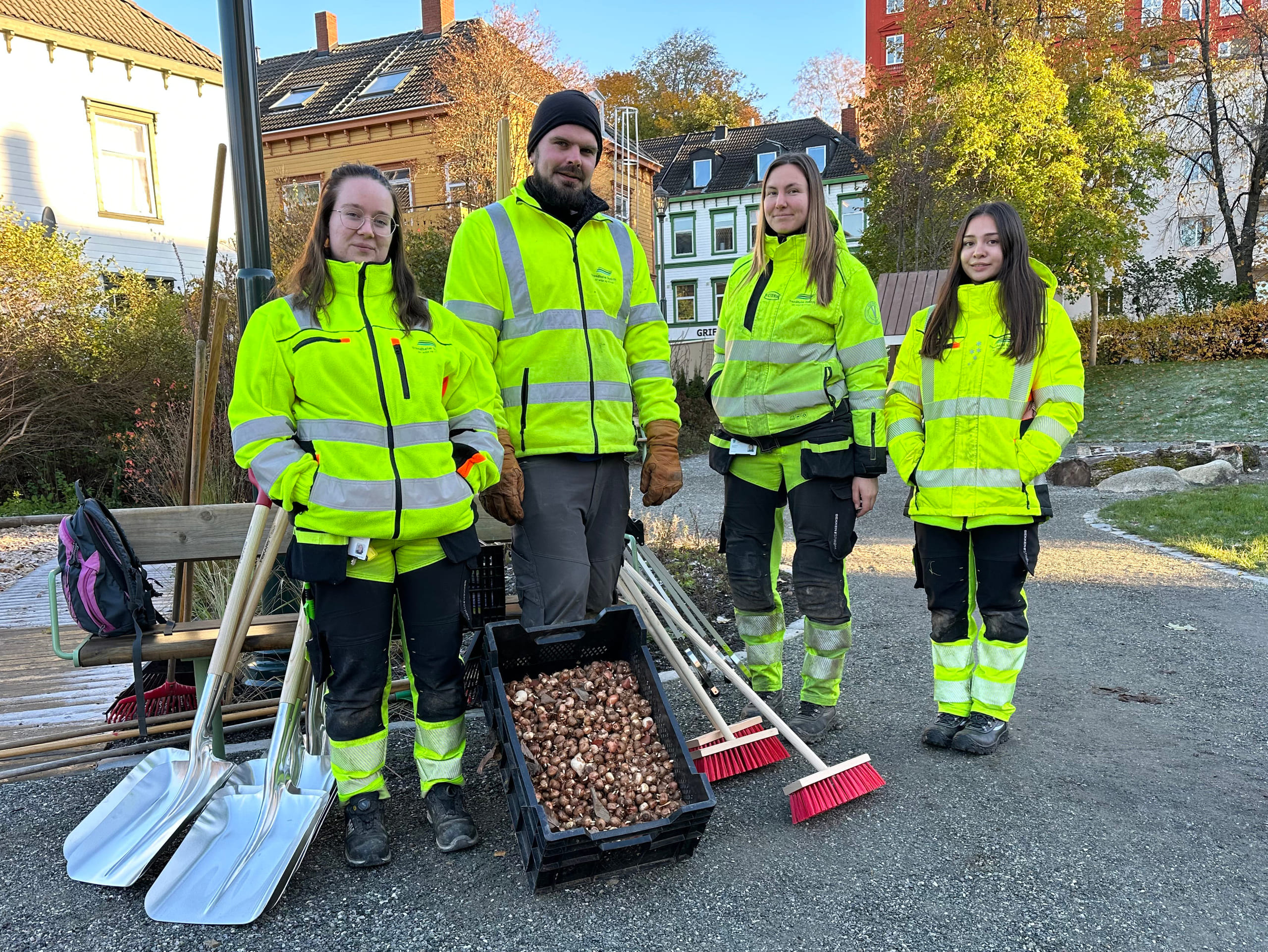 Fire representanter fra Trondheim bydrift med arbeidsredskaper