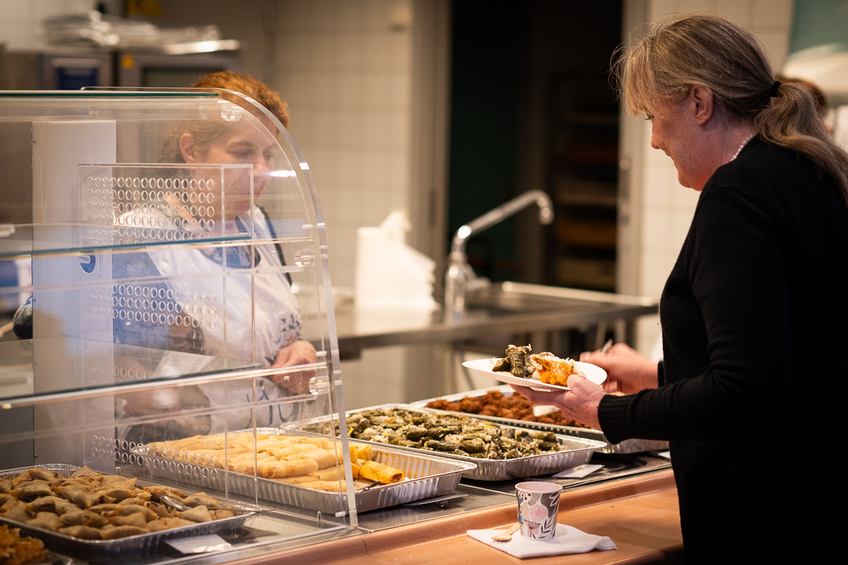 Dame forsyner seg av mat.