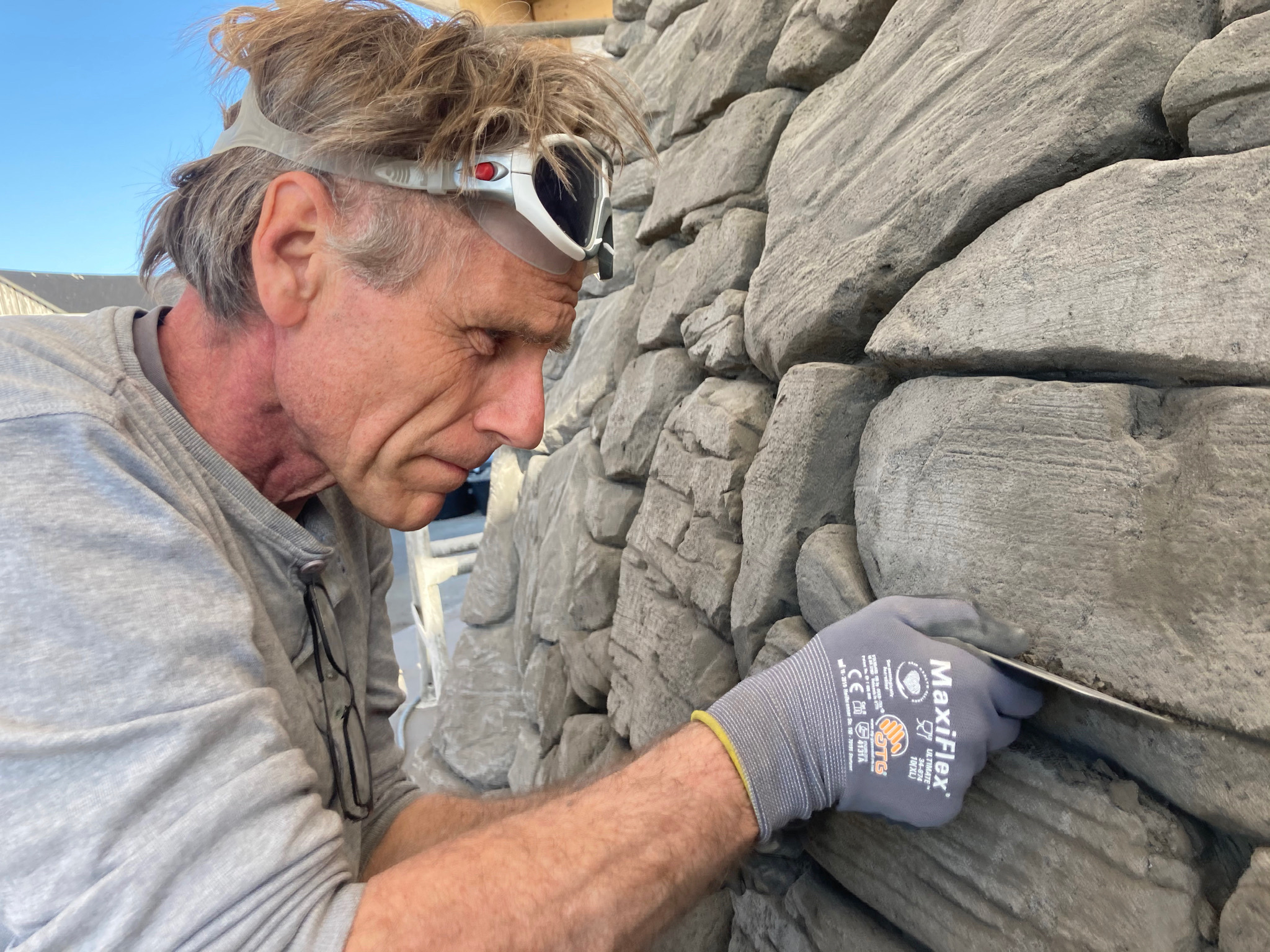 Mann som pusser betong