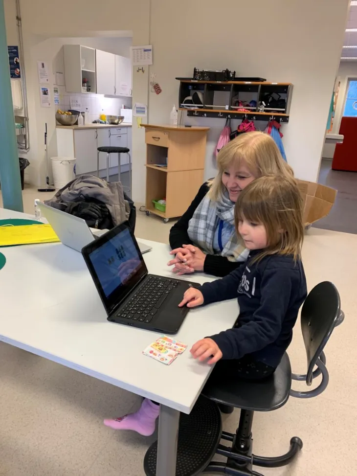 Bilde av førsteklassingen Gina som ser på oc sammen med lærer Lene Lyngstad