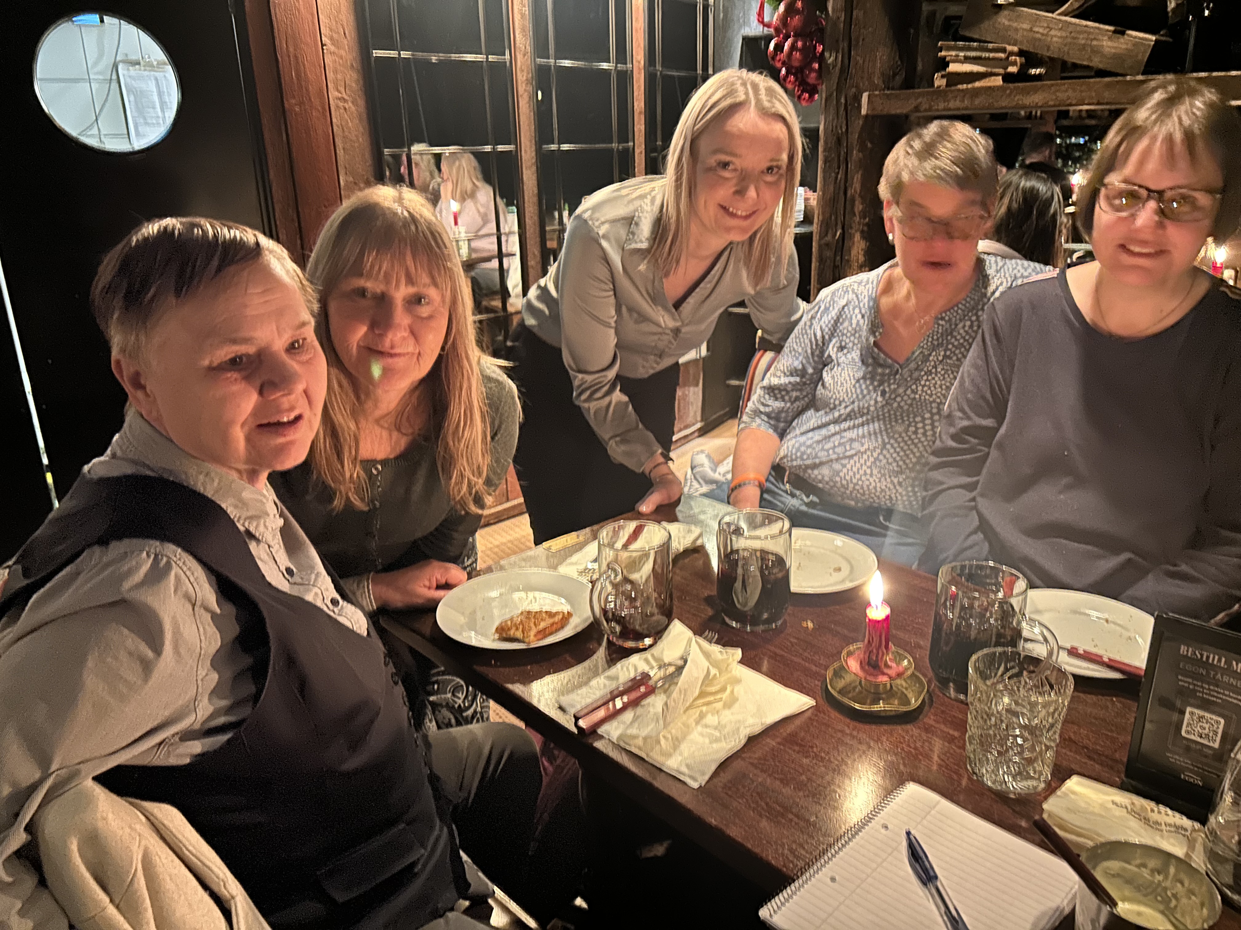 Tjenestemottagere og ansattte i Boa sitter rundt et bord i Tyholttårnet