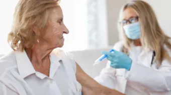 Bilde av eldre kvinne som får vaksine