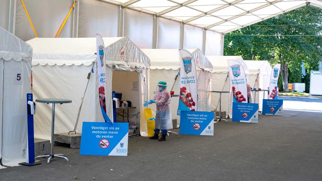 Ansatt med værneutstyr gjør seg klar på Leangen teststasjon.