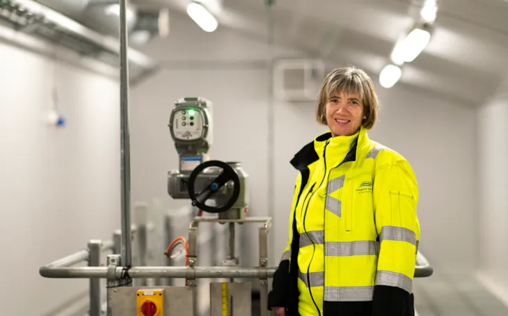 Cecilie inne på et vann-anlegg. Ser i kamera og smiler.