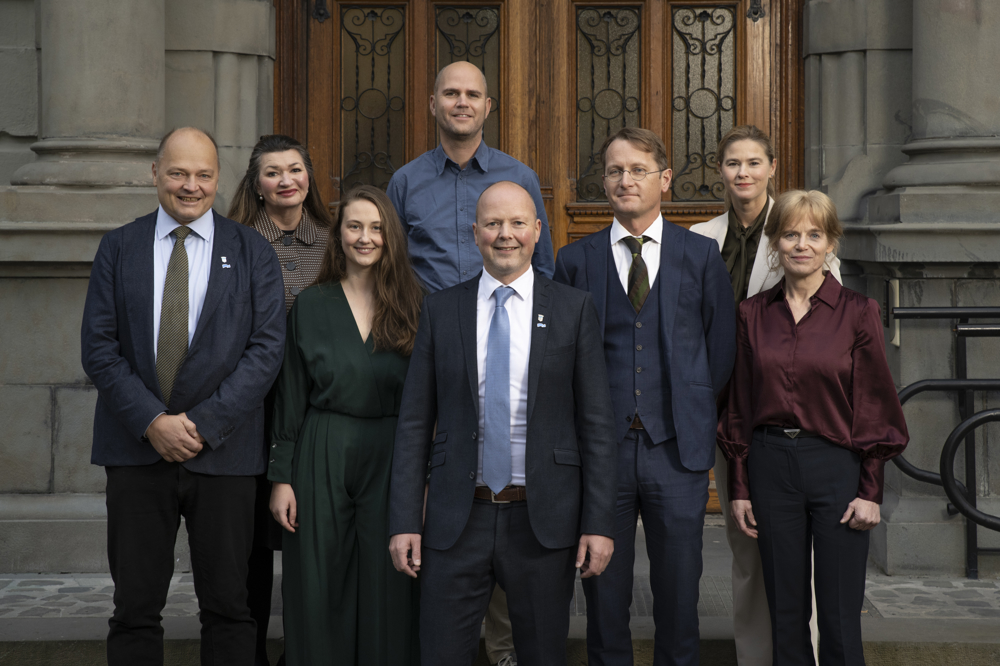 Hele byrådet står foran rådhuset