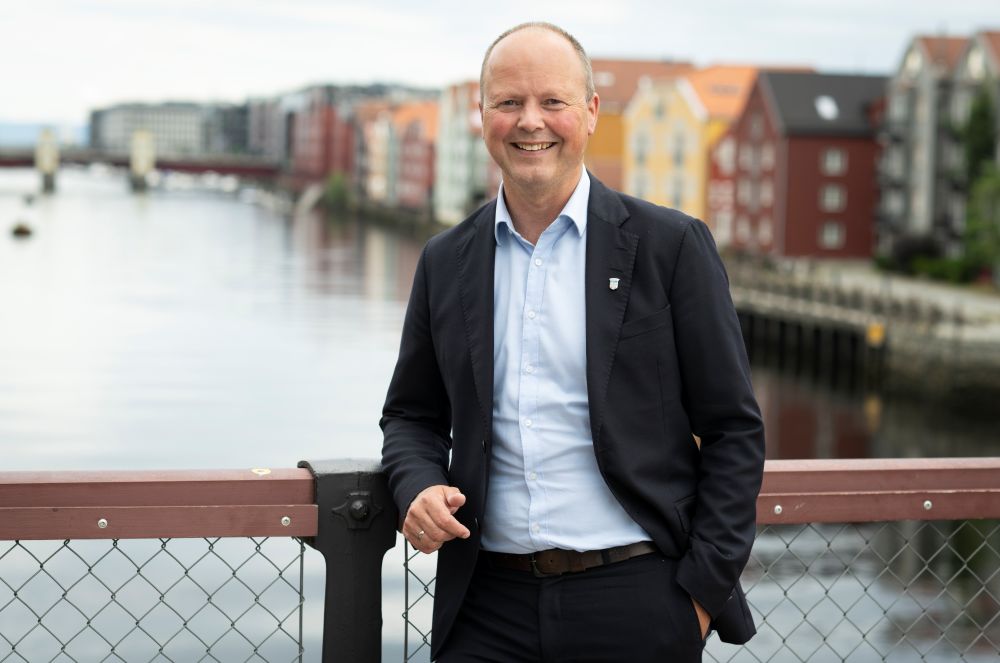 Byr&aring;dsleder Kjetil Reinskou p&aring; gamle bybro
