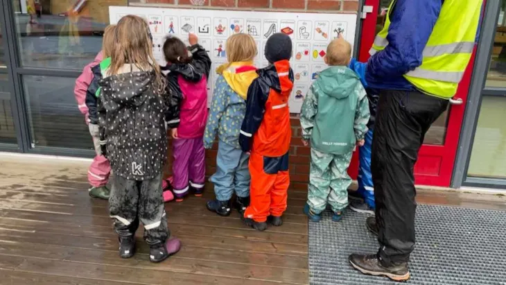 Barn som ser på en plakat