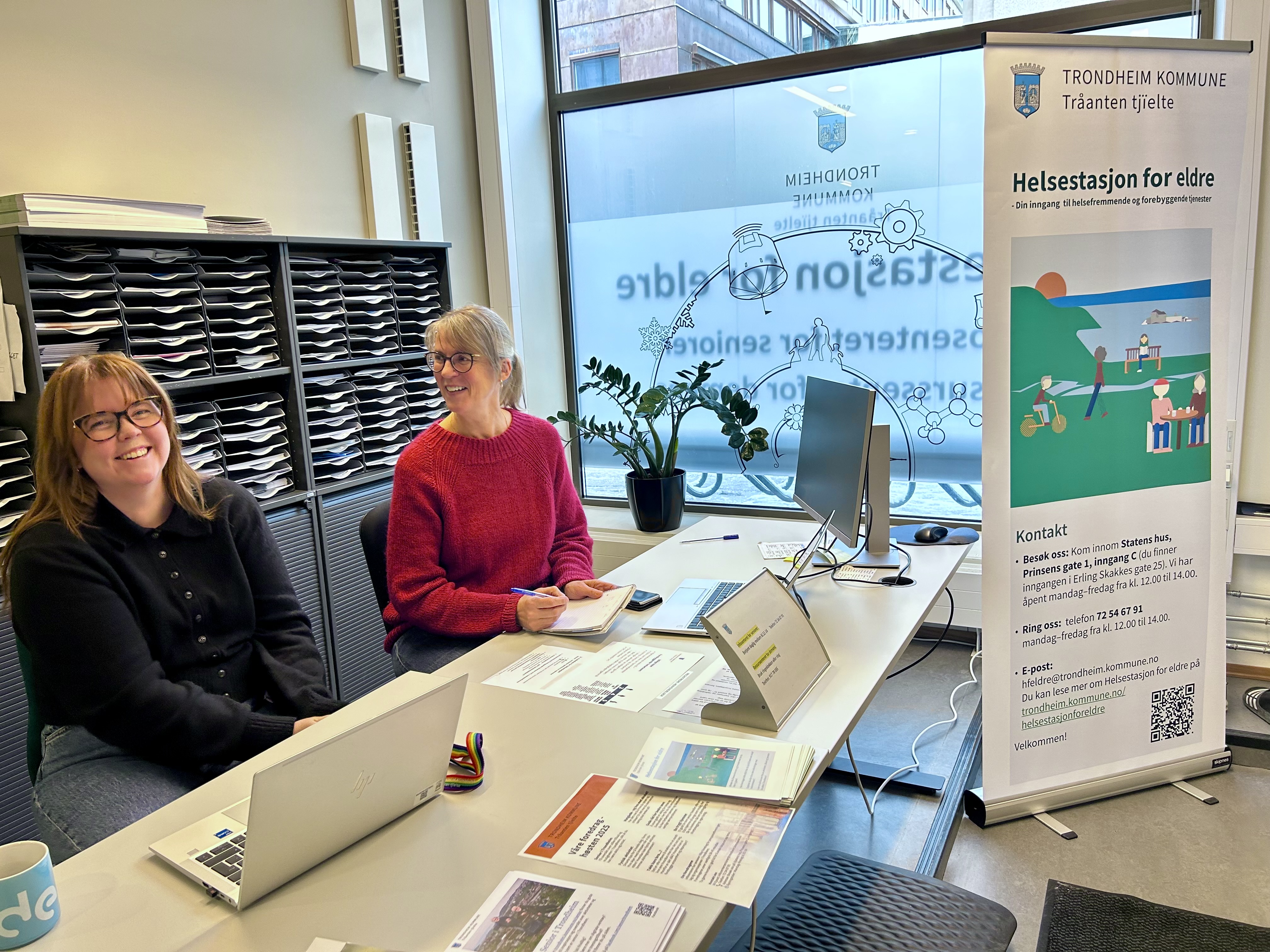 Blide damer på helsestasjonen for eldre