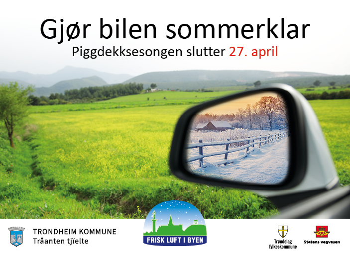 Tekst på bildet: Gjør bilen sommerklar. Piggdekksesongen slutter 27.april. Bildet viser utsikten fra en bil, med et grønt jorde foran, og i speilet på bilen kan man se et snødekt landskap som blir lagt bak seg.